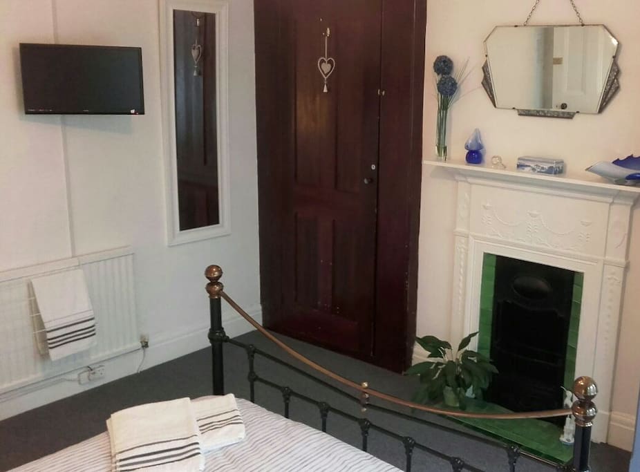 Fresh towels, Wifi and TV in spacious double room