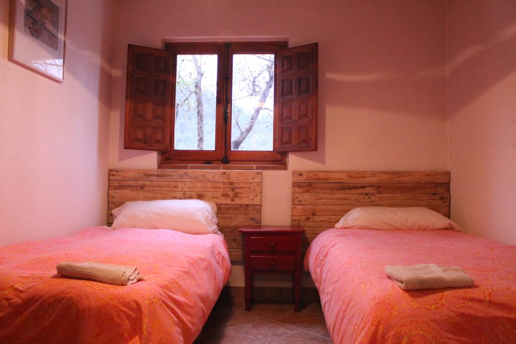 Habitación desde la que ver amanecer. Las camas son de 90 cms. y pueden juntarse si se desea.