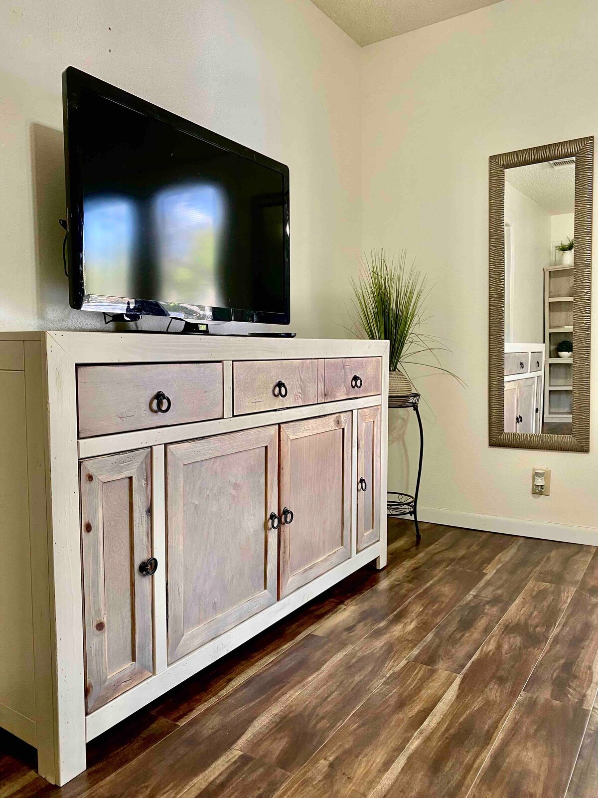 Top performing Airbnb: Cozy and Quaint Loft near La Cantera/Rim in Tanglewoodridge