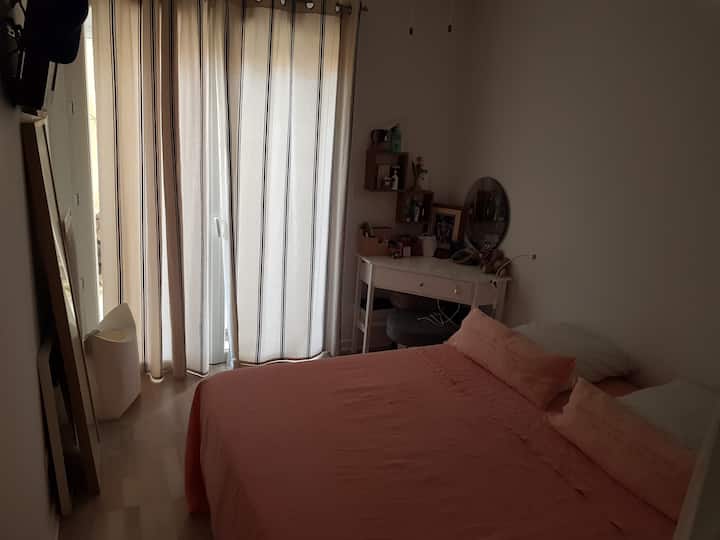 Dhoma e gjumit 1 me varje dhe komodinë