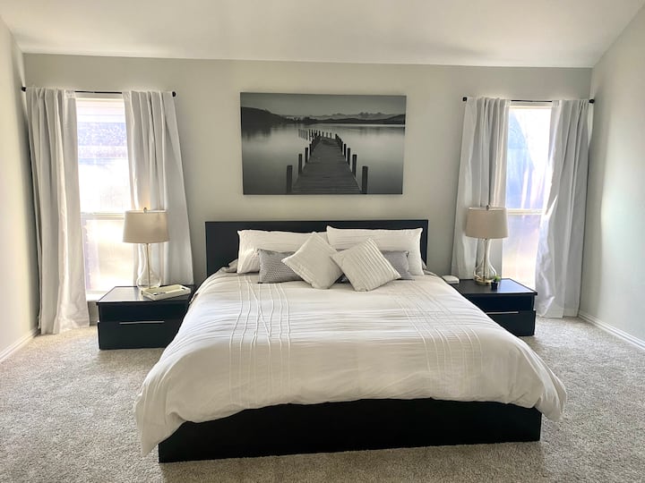 חדר שינה ראשי עם מיטת קינג סייז