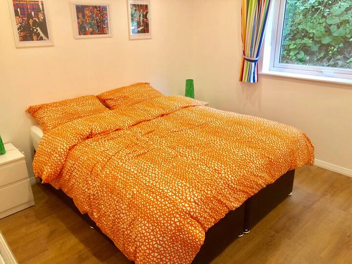 בחדר השינה יש אפשרות 
        מיטות זוגיות או מיטות יחיד.