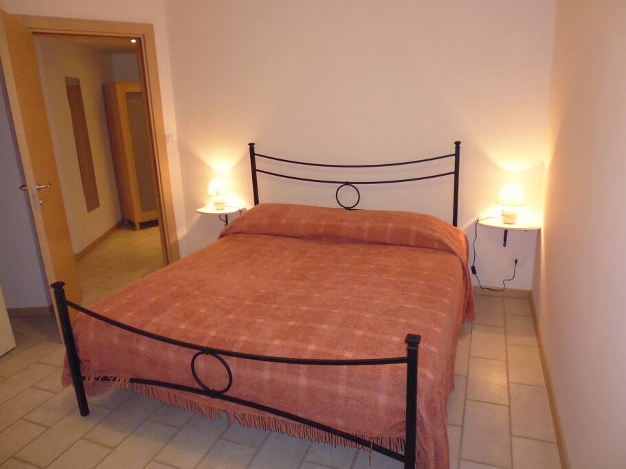 camera con letto matrimoniale