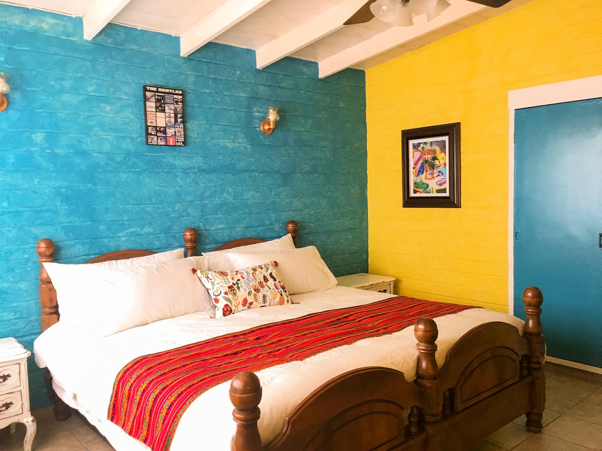 Dormitorio 2: cama tamaño king de California. Con televisión y Netflix :D