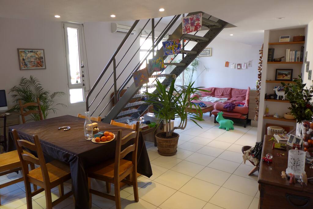 Le salon vu de l'entrée.