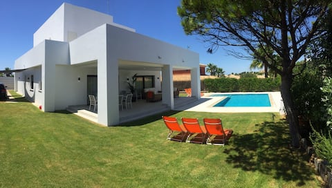 CHALET WITH PRIVATE POOL 30M FROM THE SEA