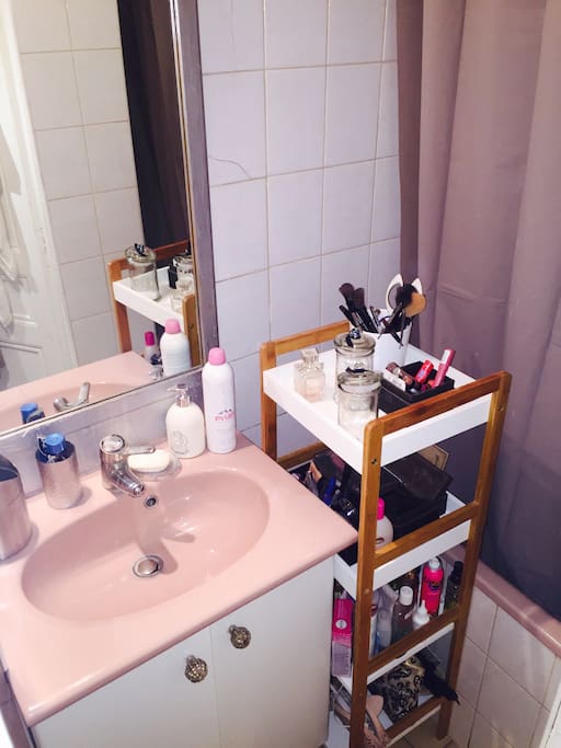 Salle de bain avec baignoire, toilettes, rangements..