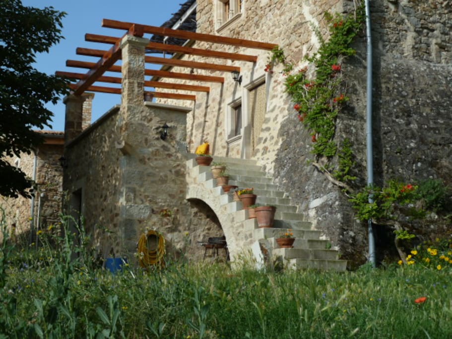 L'entrée indépendante qui mène à la terrasse et à votre chambre.
