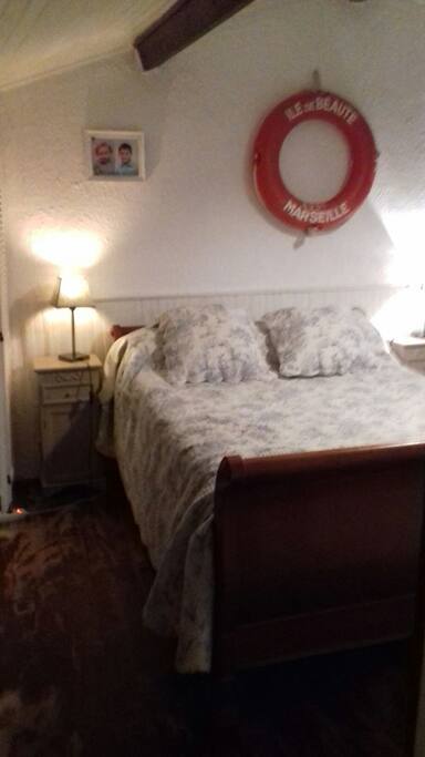 une chambre grand lit double