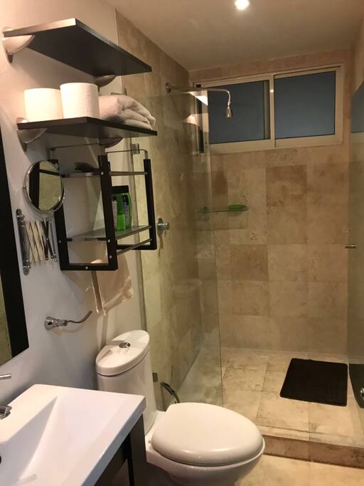 Baño privado en el interior de l habitación. Agua caliente 24/7
