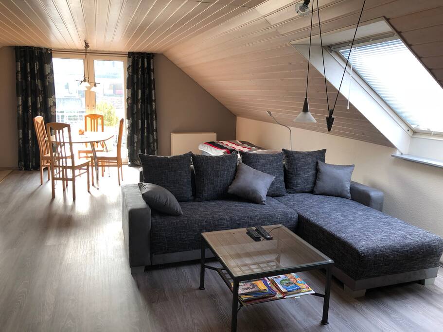 Im Vordergrund Wohnbereich mit Satelliten Fernsehen und Zugang zum separaten WC.
Hinter der Couch steht ein zusätzliches Bett.