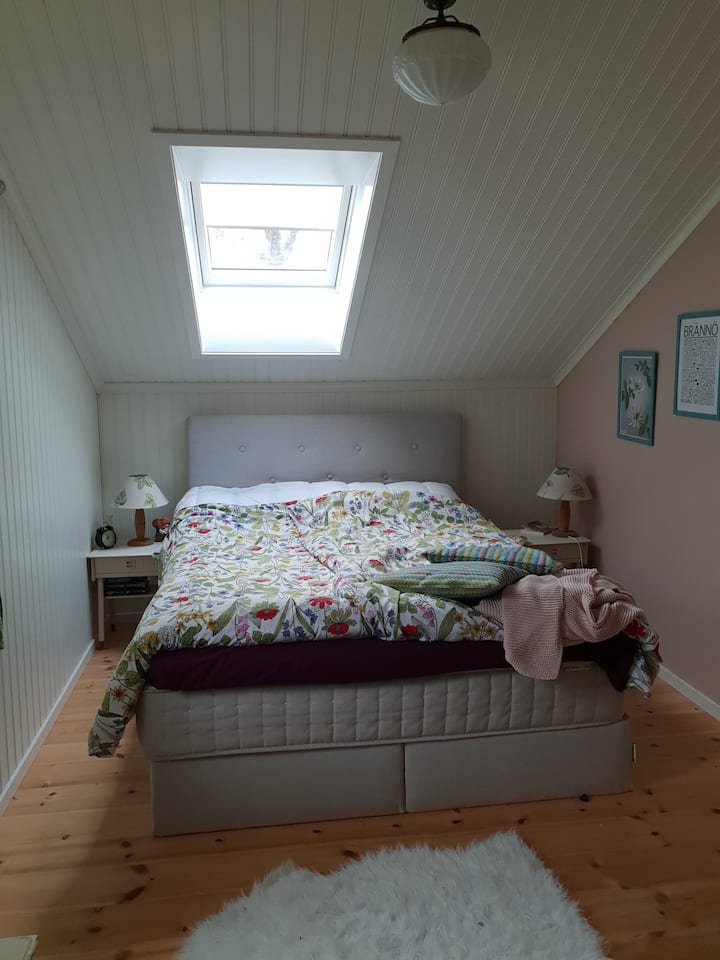 Spálňa s kontinentálnym lôžkom 160 cm. Je tu miesto na cestovnú postieľku alebo inú prístelku pre deti.