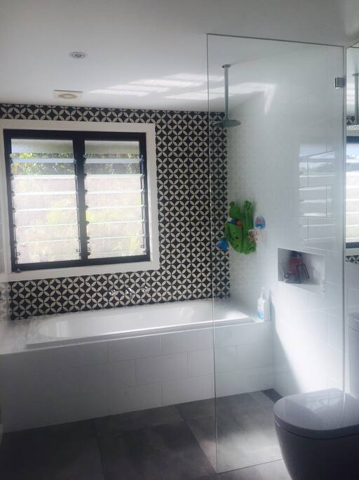 Upstairs bathroom- bath/ shower/ toilet
