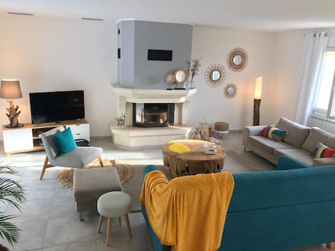 Popular Airbnb listing: Villa ESCOMESSA, View, Quiet, Heated POOL in Vallauris