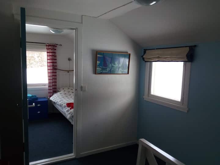 Დაშვება და ერთი დანართის საძინებლის ხედი