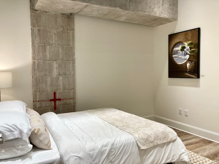 تتميز غرفة نوم الضيوف 206 بهندسة المبنى القديمة.