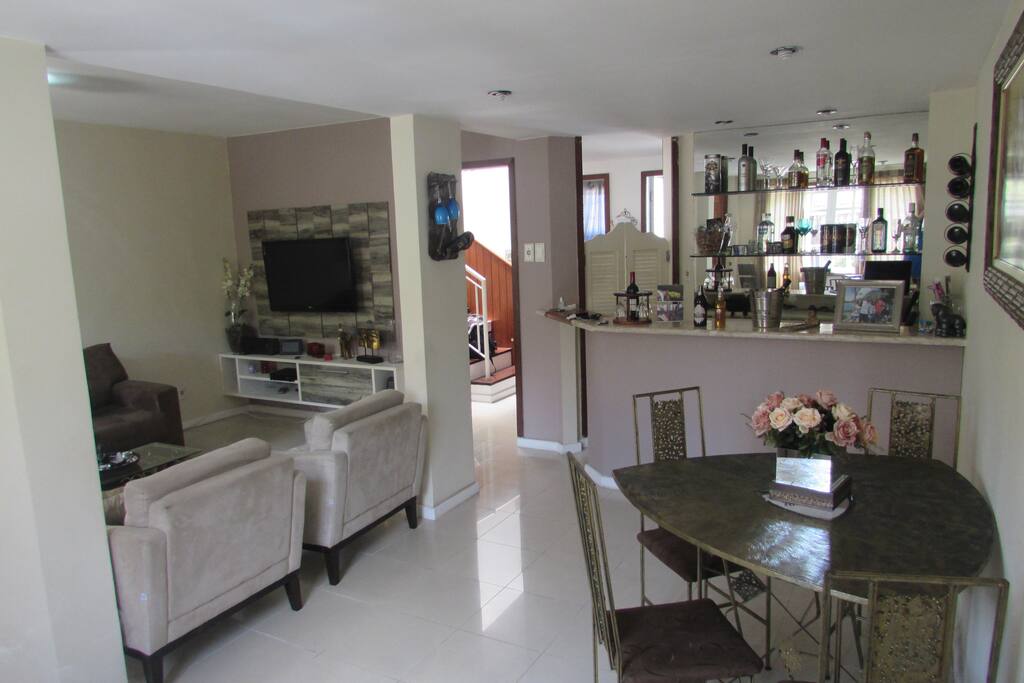 Sala de jantar com bar.