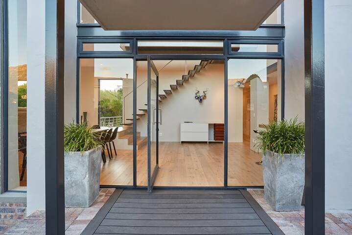 Villa Rhulani | Luxurious 10 Sleeper, Ocean Views gallery image 3