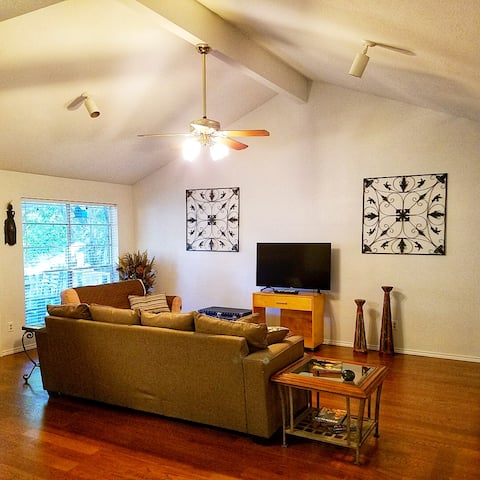 Top Airbnb: Cozy Home in Peaceful Area! Central location! in Huebner/Leon Creeks