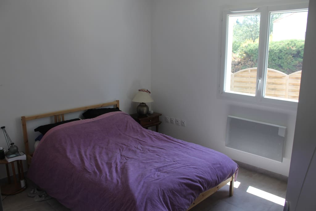 Chambre avec dressing, vue jardin