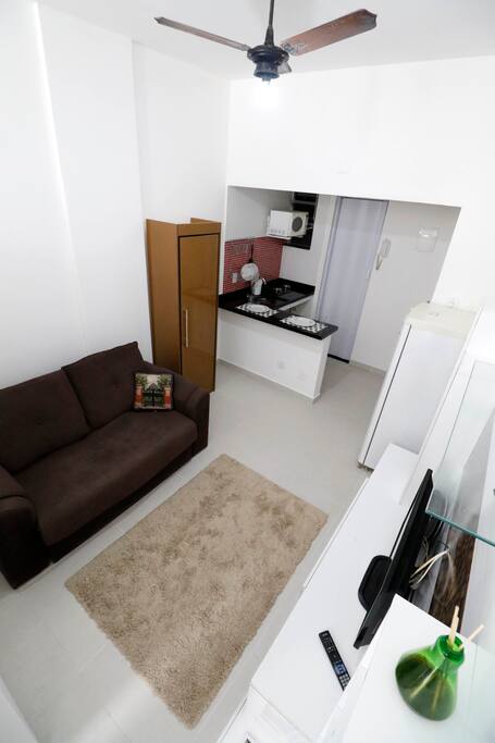 sala com sofácama e tv