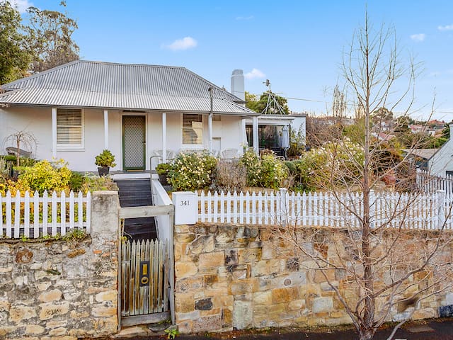 Lavender Cottage- City Views, WiFi & 1 car space