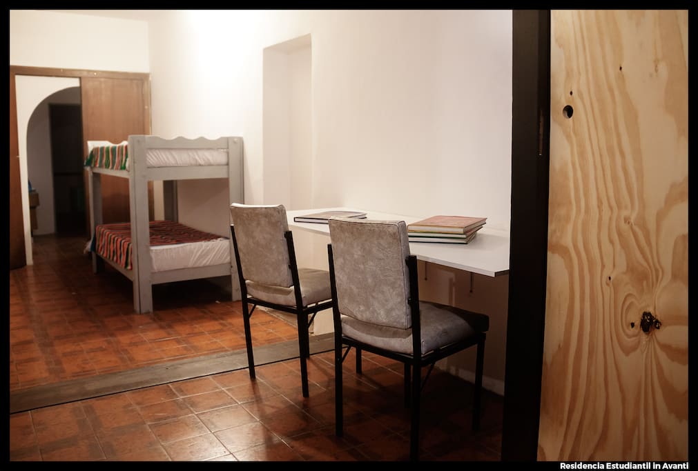 Habitación 4: Habitación séxtuple con baño compartido y con vista a Av. Francia. Con calefacción. Cuenta también con escritorios y placard personales.
