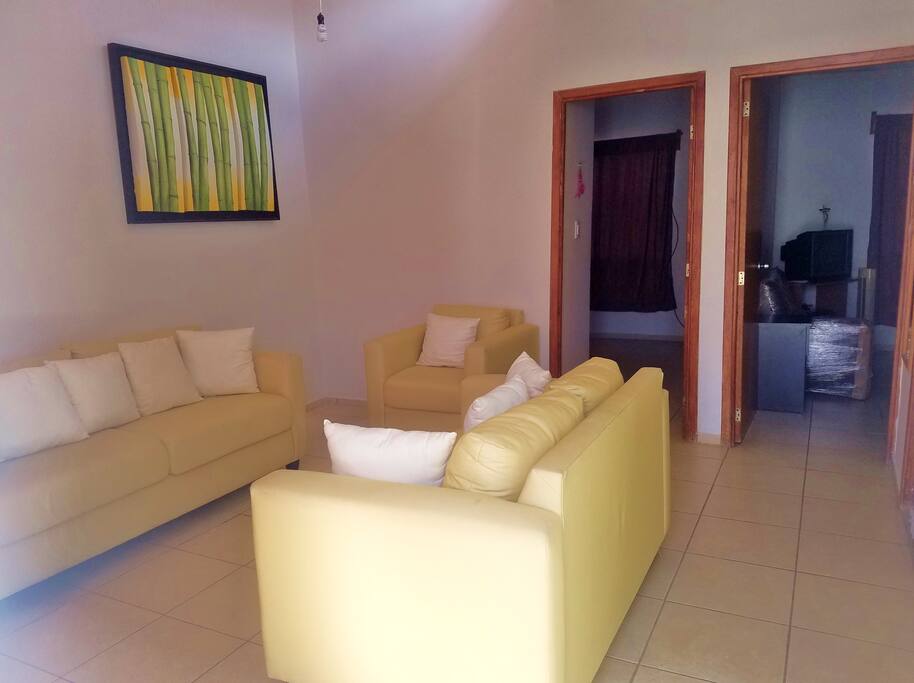 Su sala principal, muy cómoda, limpia y elegante.