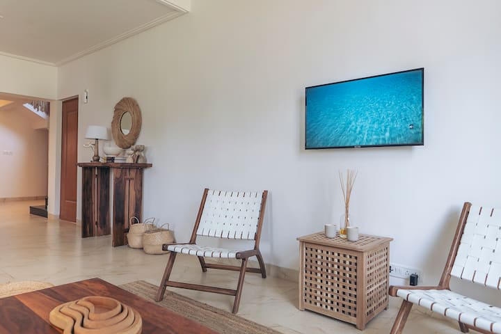 Smart TV to watch Netflix and Tata Sky