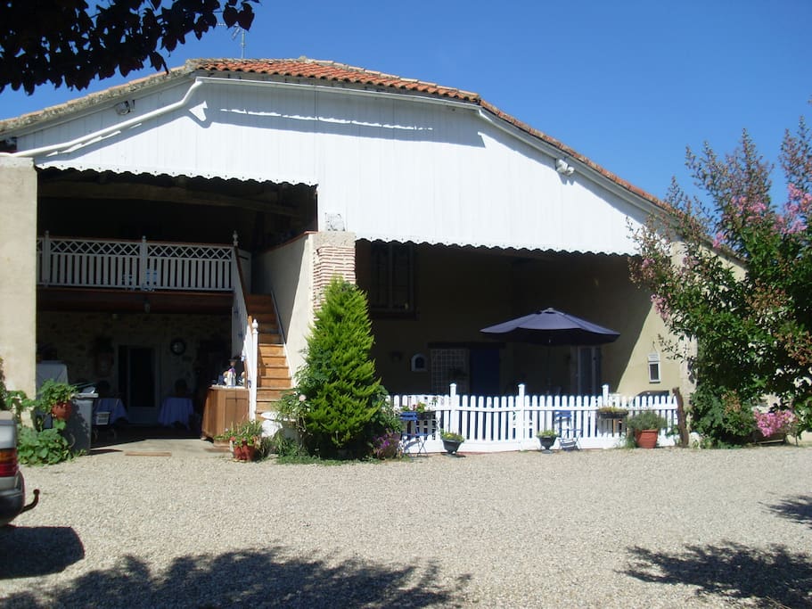 La maison est une ferme divisée en 3 logements
