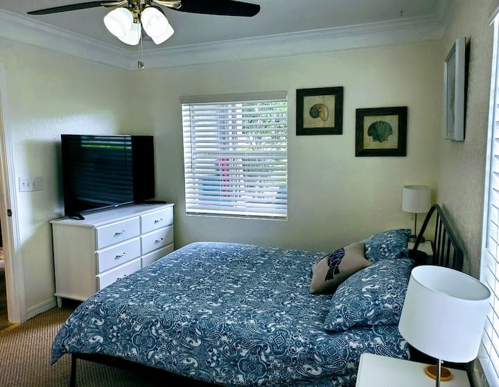 Glavna spavaća soba - madrac za veći bračni krevet - 24 inča visoko do vrha madraca - 55 inča Smart TV - utičnice za struju sa svake strane kreveta - dodatni utikač na svakoj noćnoj svjetiljci - dođite i udobno se smjestite!