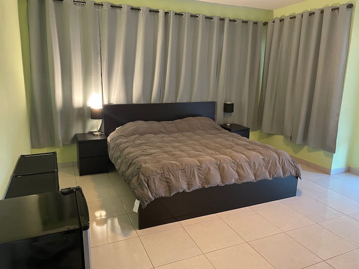 Chumba cha kulala 1, chumba kikuu cha kulala, ni kikubwa sana kuliko vingine viwili, na kina kitanda cha aina ya king na bafu la chumbani pamoja na roshani ya kibinafsi inayofikika tu kutoka kwenye chumba cha kulala.