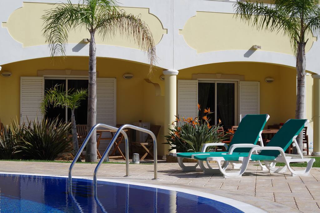 Piscina junto ao terraço