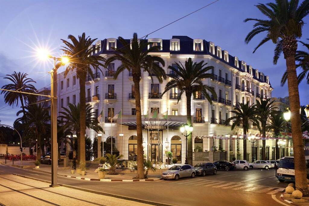 vue sur le royal hôtel la nuit