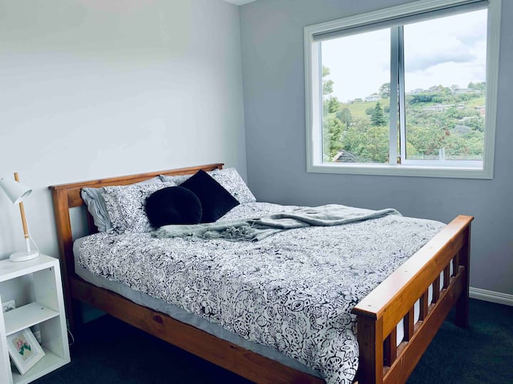 Spálňa 4 - Ďalšia priestranná izba s veľmi pohodlnou manželskou posteľou.