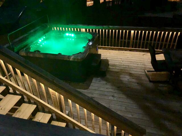 4 Br-hot tub/big deck – 3 miles to Broadway ! gallery image 5