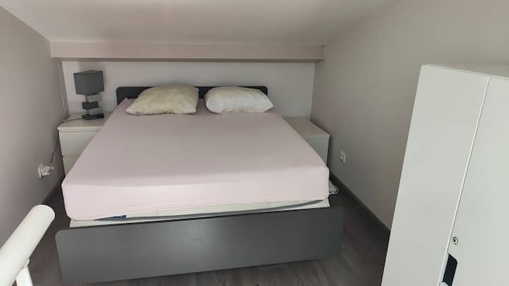 חדר שינה בקומת הביניים עם מיטה 140x190
