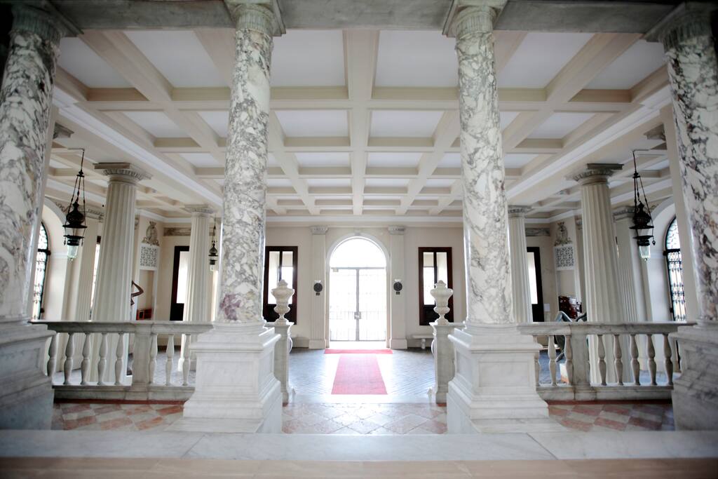 BUILDING ENTRANCE (COMMON TO THE 2 APARTMENTS)