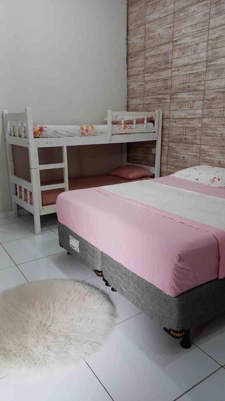 Apartman 3
Iznimno prostrana spavaća soba, krevet na kat veličine Quen + krevet na kat
Veliki ormar s prtljažnikom