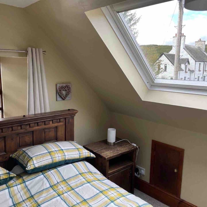 Hoofdslaapkamer met Velux-venster met een prachtig uitzicht op Kilmartin Glen
