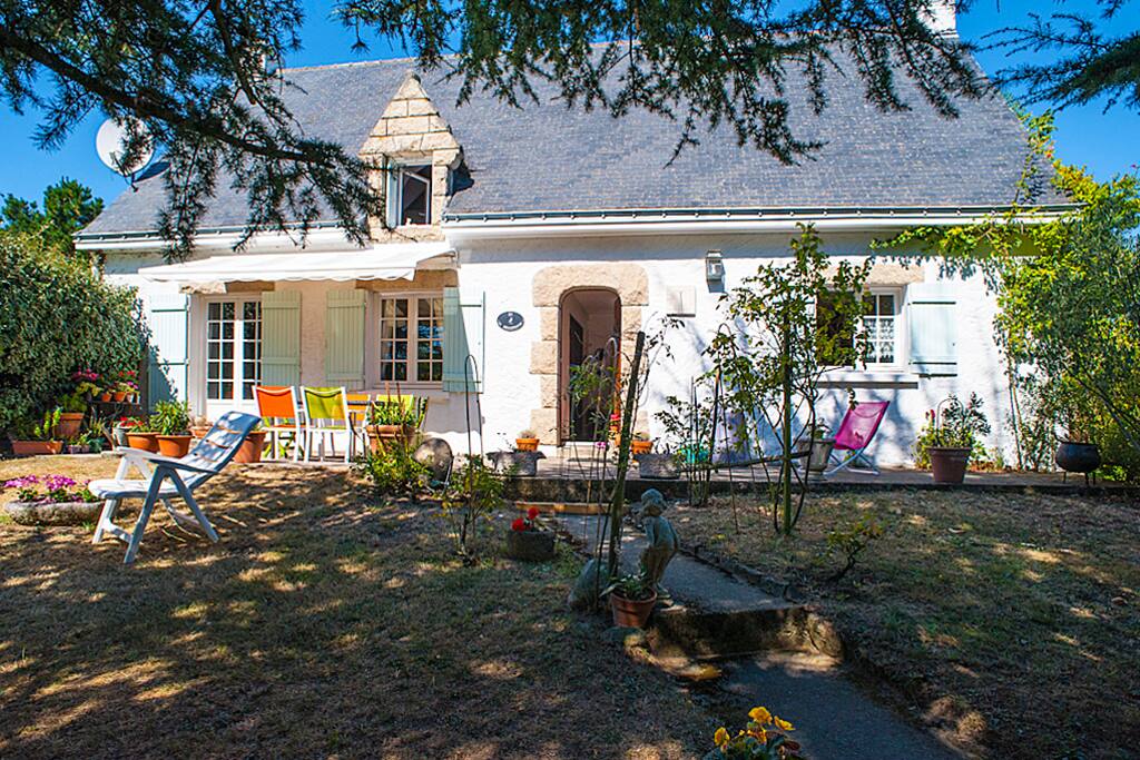 villa vue du jardin ombragé !