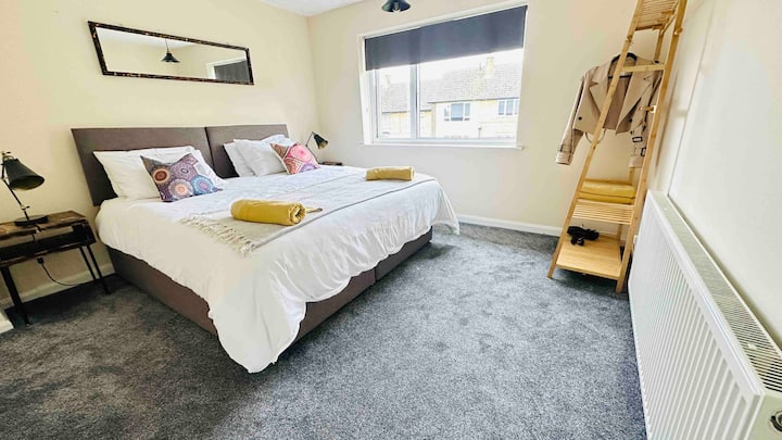 Chumba kikuu cha kulala kinakuja kama mfalme au vitanda viwili. Chaguo lako