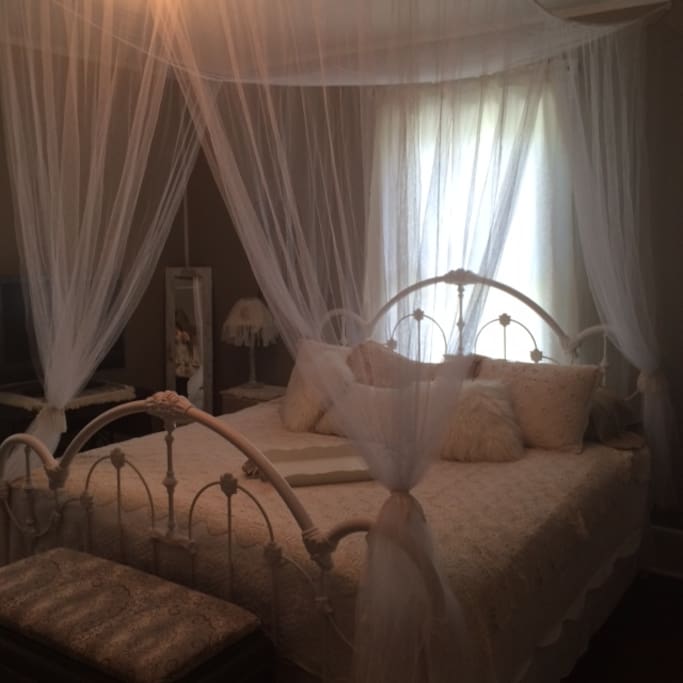 Heavenly Hideaway King Canopy Bed