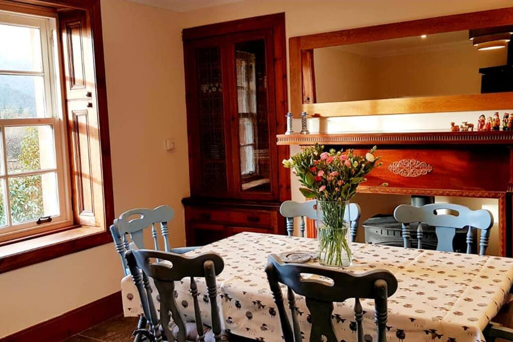 Solid oak kitchen, bright and spacious, ideal for get-togethers.