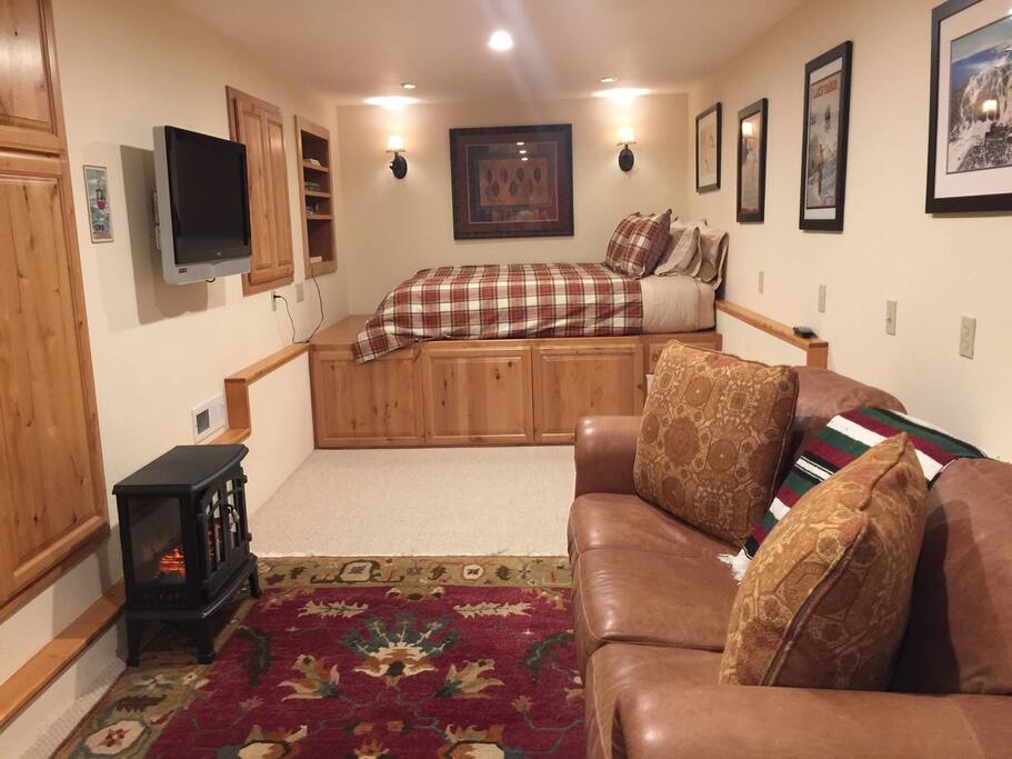 Sleep comfortably in this queen bed with fresh, clean, high-quality bedding.