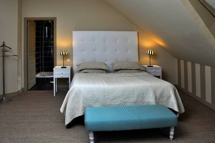 Dhomë gjumi me ngjyrë kremi dhe ngjyra të përjetshme