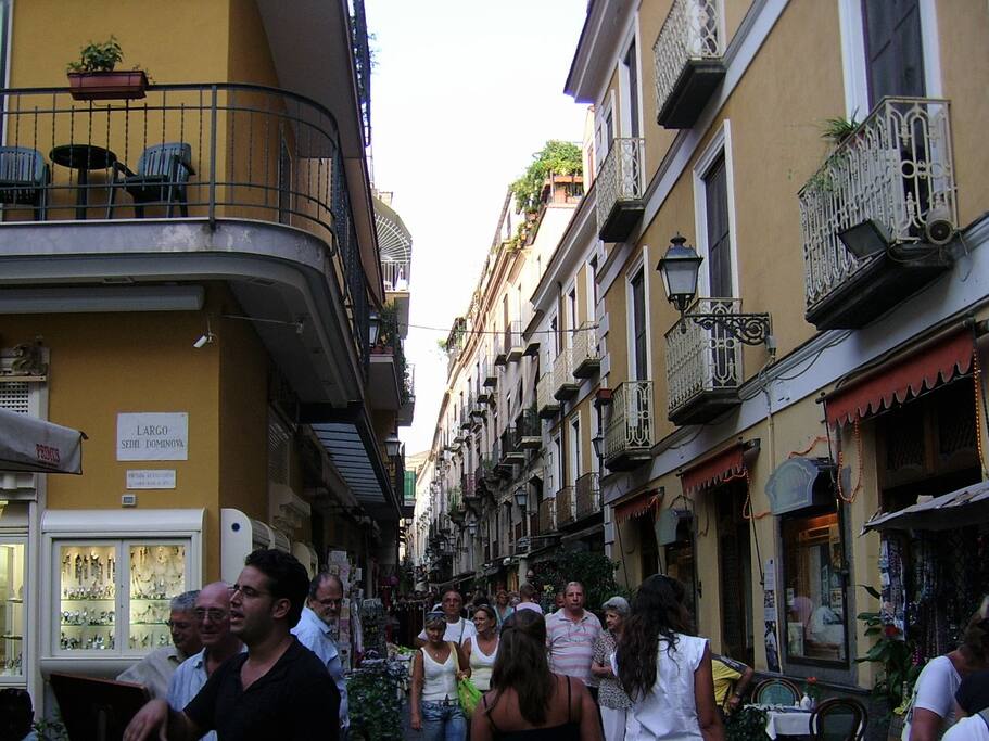 La principale strada pedonale turistica del centro storico, ricca di negozi di ogni genere e di ristoranti, dove è situato l'appartamento - Main touristic market alleway, right in the heart of Sorrento, with a lot of shops and restaurants, is the fantastic and breathtaking location of the apartment