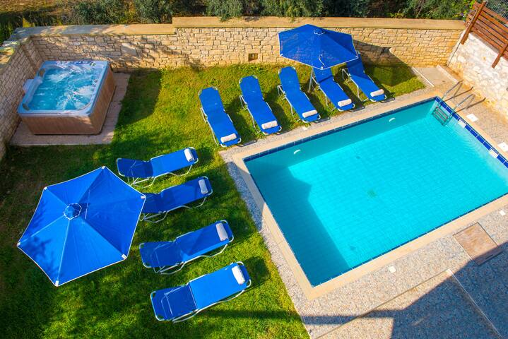 Large Group Villa w/ Gym, Hot Tub & Billiard gallery image 5