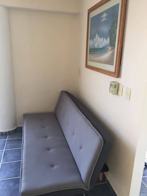 Futon en el area de comedor