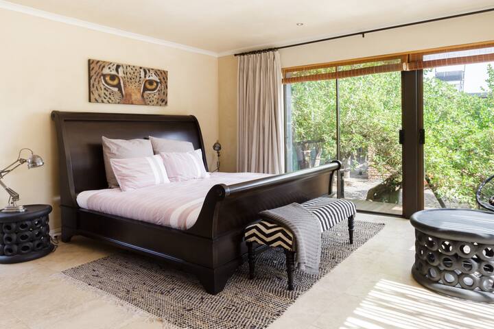 Stylish House with Shared Pool and Table Mountain Views gallery image 4